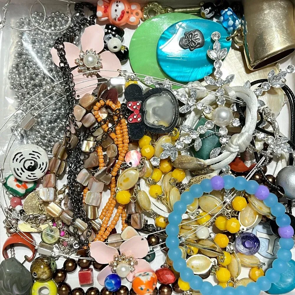VTG - Now Repurpose Jewelry Rhinestone Beads Charms Harvest Materials Box 1#12.6